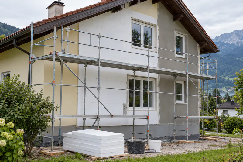 Fassadendämmung an einem Einfamilienhaus als typische Maßnahme des Sanierungsbonus